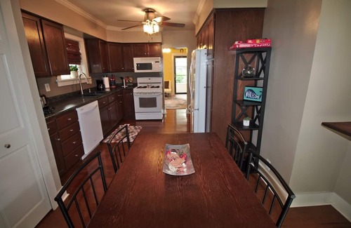 Madison House | Stylish & Updated Bungalow