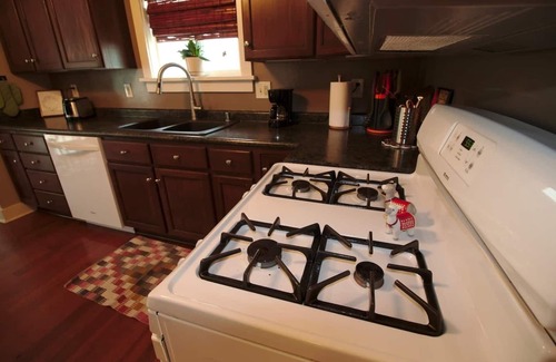 Madison House | Stylish & Updated Bungalow