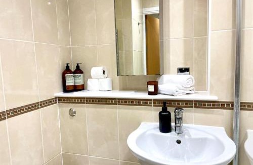 Century Wharf Apartment | Stylish Urban Escape Cardiff Bay Free Parking