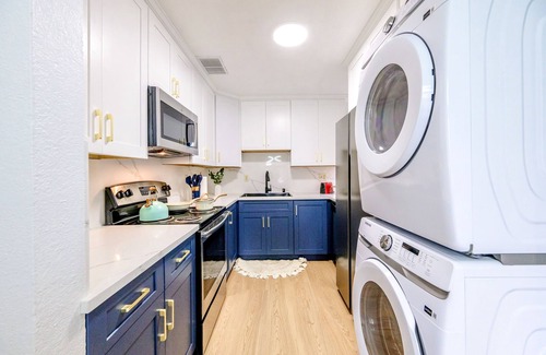 Lower Bal House | Stylish Urban Hideaway Steps to BART- 3Beds