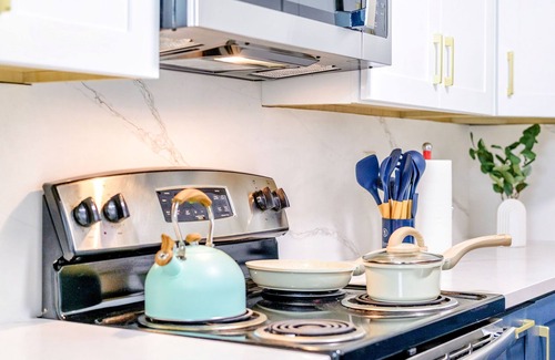 Lower Bal House | Stylish Urban Hideaway Steps to BART- 3Beds