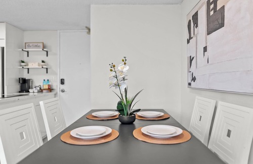 Diamond Head - Kapahulu - St. Louis Condo | Stylish Waikiki 1-Bedroom, Just Steps from the Beach!