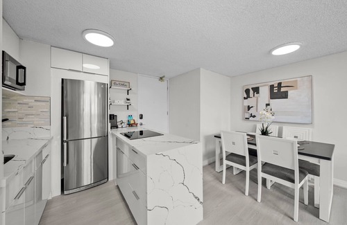 Diamond Head - Kapahulu - St. Louis Condo | Stylish Waikiki 1-Bedroom, Just Steps from the Beach!