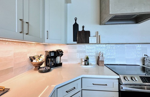 Laclede House | Stylish Waterfront Retreat, 100’ Private Yard and Beach + Panoramic Water Views