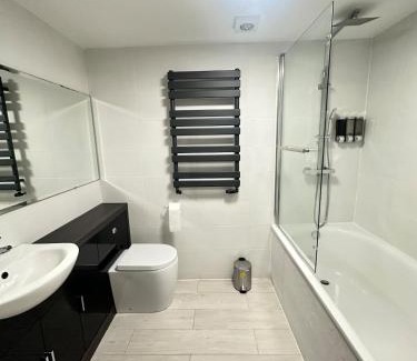 Woking Apartment | Stylish Woking Stay & Parking