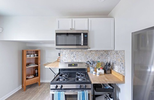 Shaker Heights Apartment | Stylish Work-Friendly Shaker Heights 2BD near CLE Clinic