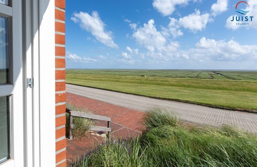 Juist House | Stylishly furnished vacation home with terrace on the mudflats.