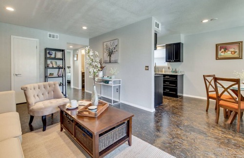 Norman Apartment | [SU 922 - 4] Graciela's Campus-close 2 bedroom luxury, Apartment near to Downtown Norman