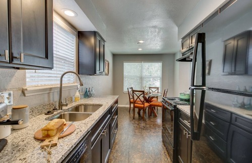 Norman Apartment | [SU 922 - 4] Graciela's Campus-close 2 bedroom luxury, Apartment near to Downtown Norman