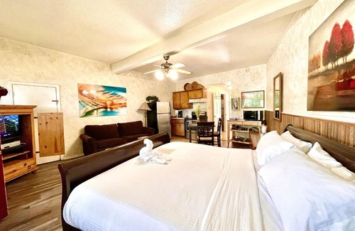 Mount Ida Hotel | SU1, King Studio with king bed, dining area, sleeper sofa and lake view patio Hotel Room