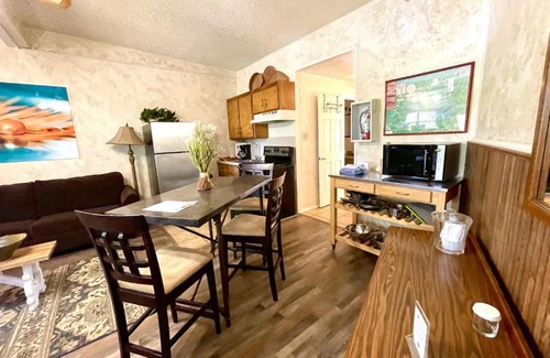 Mount Ida Hotel | SU1, King Studio with king bed, dining area, sleeper sofa and lake view patio Hotel Room
