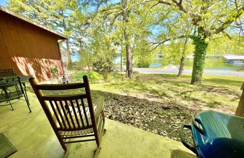 Mount Ida Hotel | SU1, King Studio with king bed, dining area, sleeper sofa and lake view patio Hotel Room