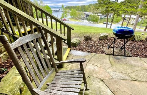 Mount Ida Hotel | SU15, Spacious studio with full kitchen, dining table and rock patio overlooking the lake! Hotel Room