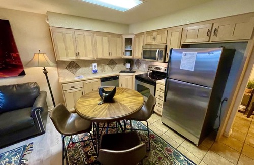 Mount Ida Hotel | SU15, Spacious studio with full kitchen, dining table and rock patio overlooking the lake! Hotel Room