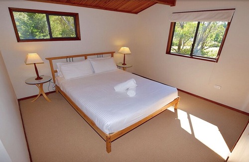 Leura House | Sublime Cedar Lodge Leura - Newly Renovated Cedar Glass 5 Bedroom Lodge Near Views with Large Group Capacity