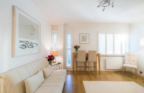 Queenhithe Apartment | Sublime flat with Thames view