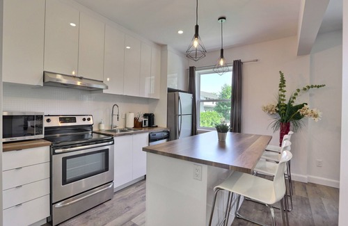 Desjardins Apartment | Sublime, Renovated! One river from Chateau Frontenac. 2 bedrooms, free parking!