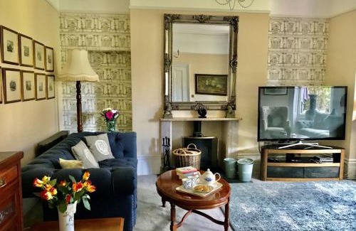 Christchurch House | Substantial 6 bed House in Christchurch Dorset