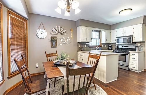 Overland Park House | Suburban Farmhouse 3Br /2Bth