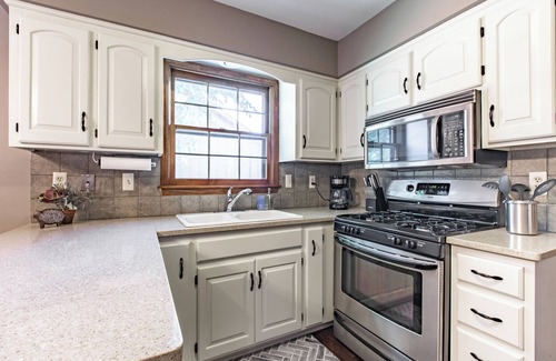 Overland Park House | Suburban Farmhouse 3Br /2Bth