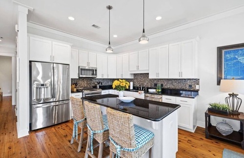 Lakeside at Blue Mountain Beach House | Sugar Blue, walk to the beachn