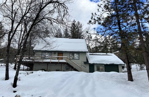 Oakhurst House | Sugar Pine Chalet near Yosemite, Bass Lake Pet Friendly!