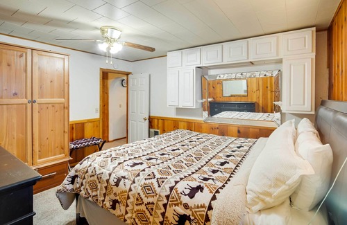 Sugarloaf Cottage | Sugarloaf Cabin w/ Hot Tub ~ 6 Mi to Big Bear