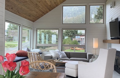 Neahkahnie Beach House | Suil Na Mara - Modern Home with Mountain and Ocean Views