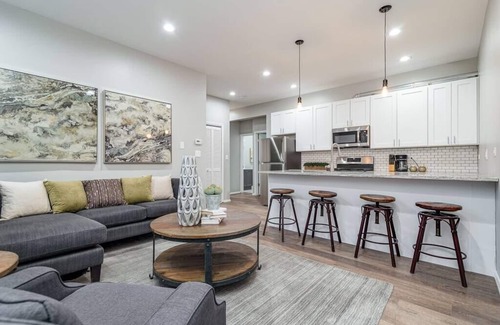 Wrightwood Neighbors Apartment | Suite 1 on Southport 4 Queen Beds!