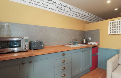 Stroud Cottage | SUITE 2, pet friendly in Whiteshill