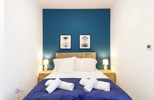 Oldham Bed & Breakfast | Suite 4: Trendy Spot in Oldham City Centre