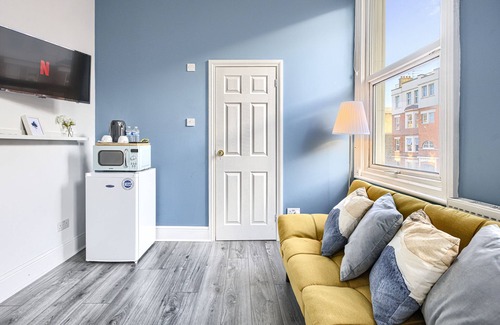 Hackney Central Apartment | Suite-Deluxe-Ensuite-Garden view-8