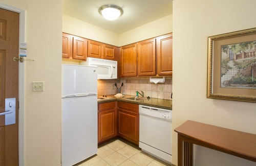 West Seneca Condo | Suite Just 30 Miles from Niagara Falls | Indoor Pool, Shared Hot Tub + Gym