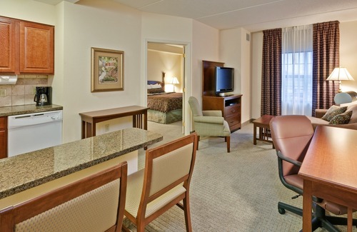 West Seneca Condo | Suite Just 30 Miles from Niagara Falls | Indoor Pool, Shared Hot Tub + Gym