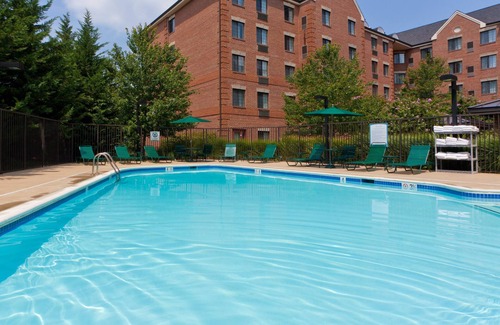 McLean Condo | Suite Near DC | Free Breakfast + On-Site Fitness Center | Great for Business Travelers!