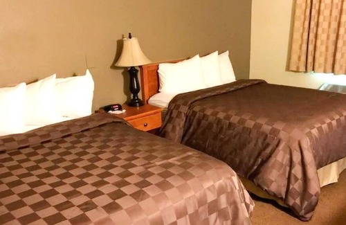 Kellogg Apartment | Suite Non-Smoking Queens at FairBridge Inn & Suites Kellogg