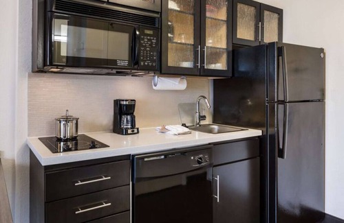 Brentwood House | Suite with all the comforts of home, Outdoor pool and Pets allowed!