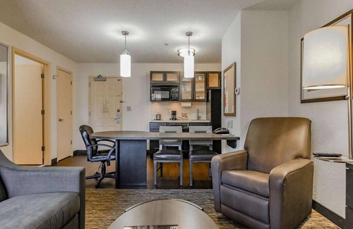 Brentwood House | Suite with all the comforts of home, Outdoor pool and Pets allowed!