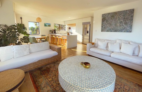 Mount Maunganui House | Sully’s Beach House: 45 seconds to beach, sleeps 7
