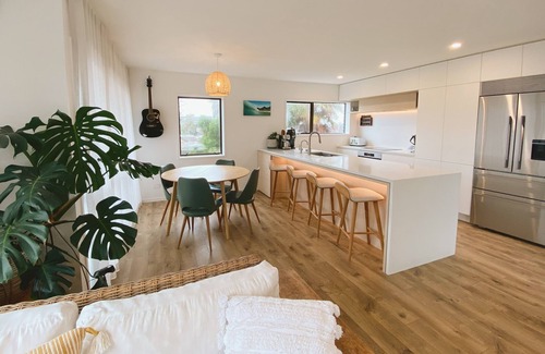 Mount Maunganui House | Sully’s Beach House: 45 seconds to beach, sleeps 7