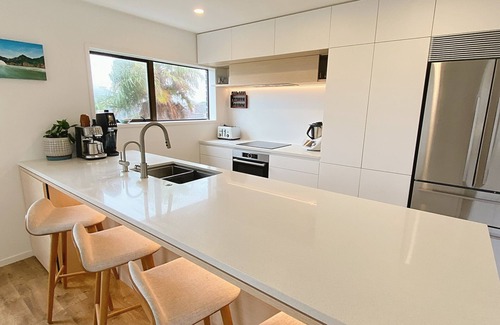 Mount Maunganui House | Sully’s Beach House: 45 seconds to beach, sleeps 7