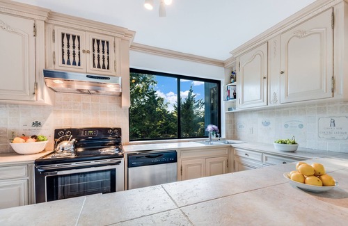 Amagansett House | Summer 25 and Yr-Round Available! Walk to Beach and Town! South of Highway AMG!