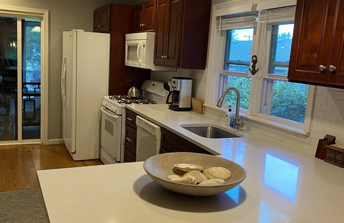 Navesink House | Summer Beach house , 3bds, WiFi, 5 min to Beach National park Fort Hancock!