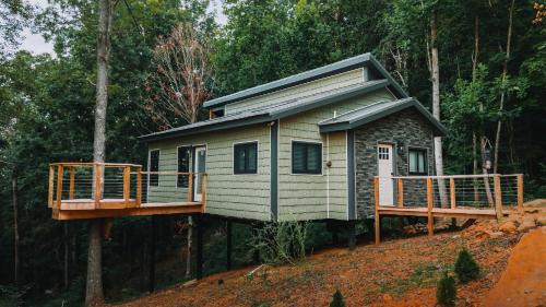 Wildwood House | Summer Breeze at Willow Treehouse -Treetop Escapes
