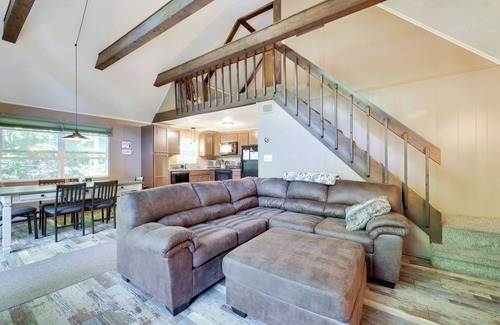 Blakeslee Cabin | Summer Cabin ~ Community Lake ~ Fire Pit ~ Washer/Dryer ~ Fast Wifi ~ BBQ Grill