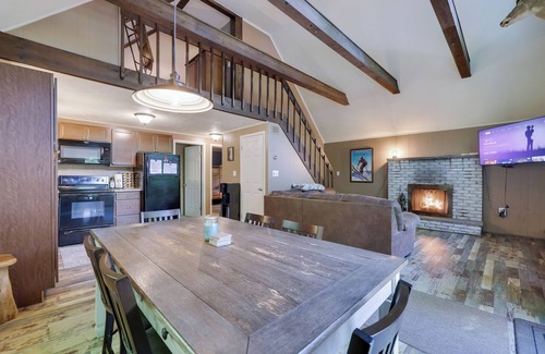 Blakeslee Cabin | Summer Cabin ~ Community Lake ~ Fire Pit ~ Washer/Dryer ~ Fast Wifi ~ BBQ Grill