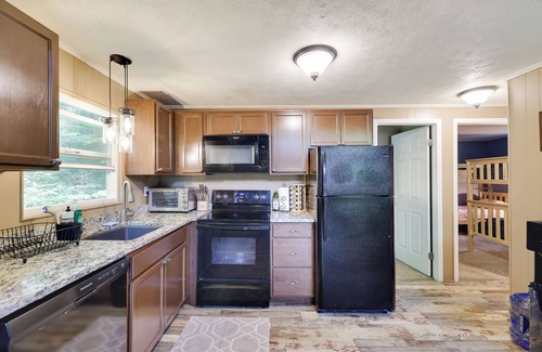 Blakeslee Cabin | Summer Cabin ~ Community Lake ~ Fire Pit ~ Washer/Dryer ~ Fast Wifi ~ BBQ Grill