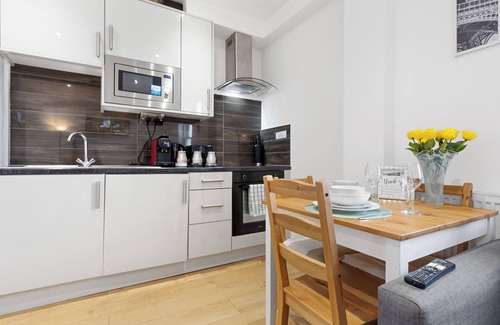 Latchmere Apartment | Summer Chelsea-Battersea Apartment w/Private Rooftop Terrace
