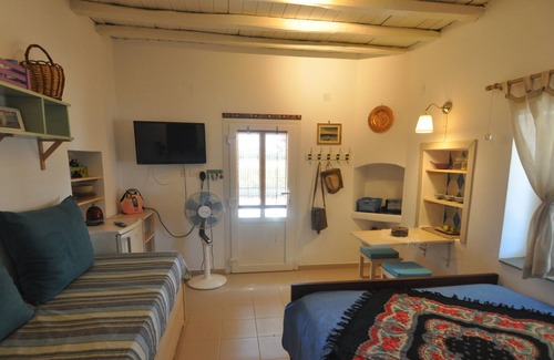 Zefiria House | Summer Cottage house next to Milos Hot Springs