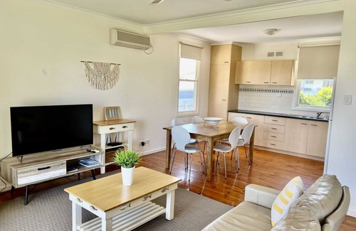 Waterhouse House | Summer Daysies - WiFi, Pet Friendly Outside